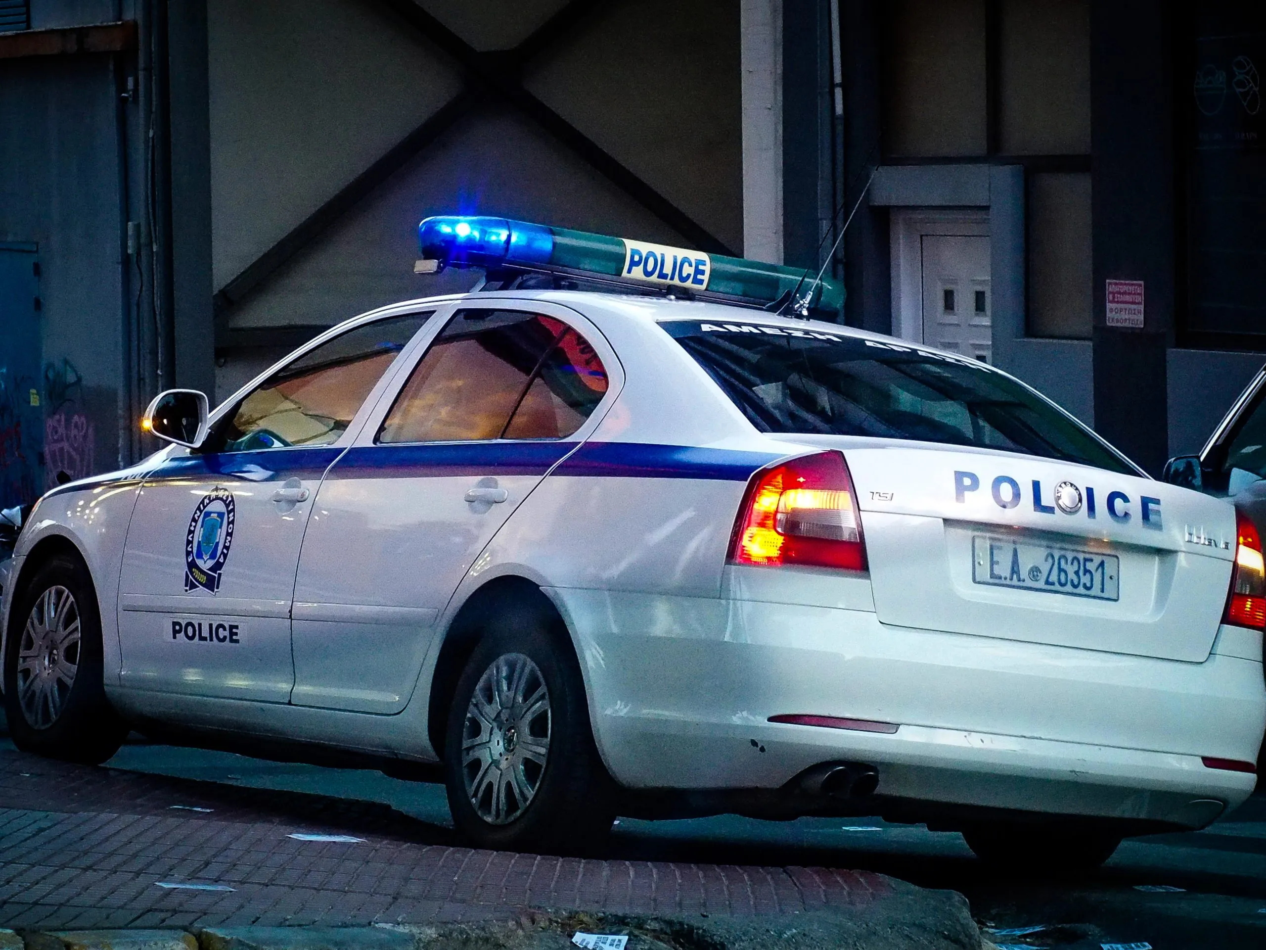 Αστυνομικός έξω από κοσμηματοπωλείο μετά τη διάρρηξη