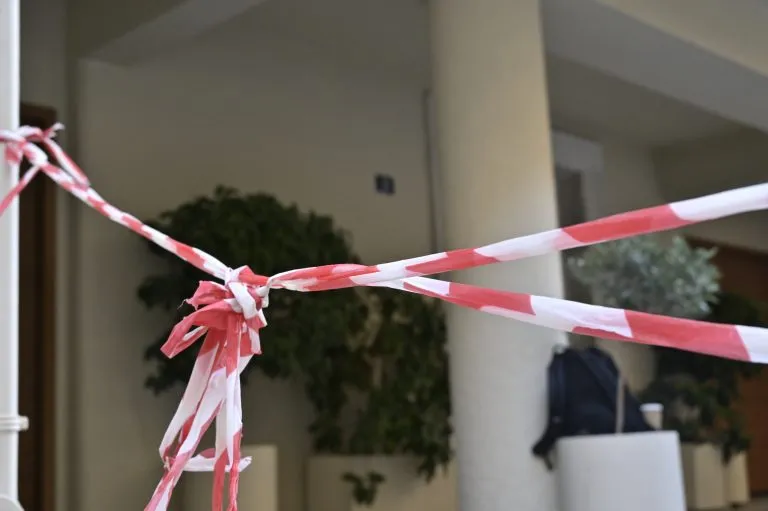 Ο Γιώργος Μαζωνάκης σε συναυλία με μικρόφωνο