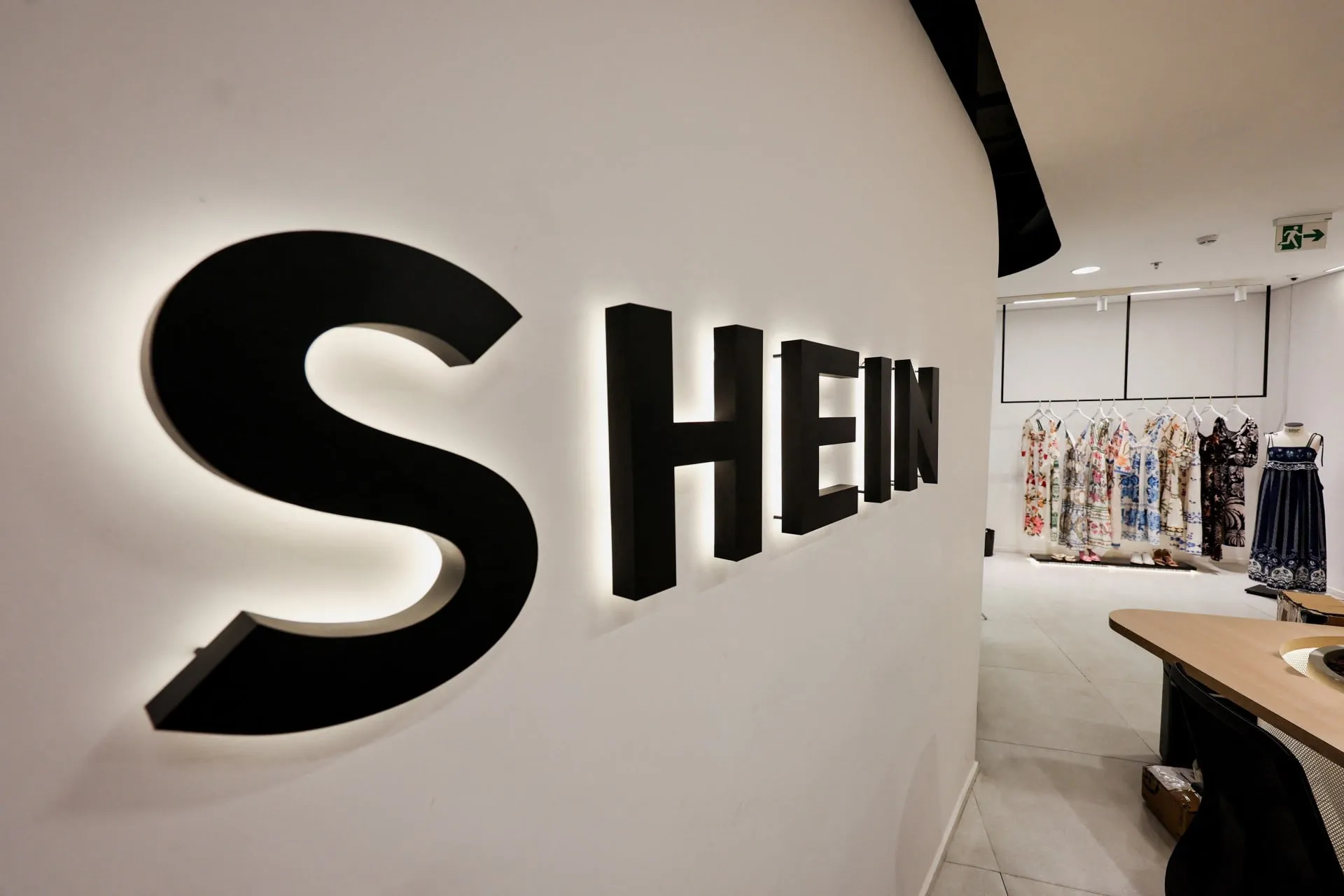 Ρούχα fast fashion σε online κατάστημα Shein Temu