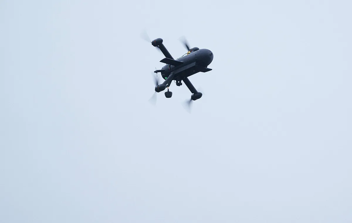 Στρατιωτικοί ανασύρουν ρωσικό drone από τη Βαλτική Θάλασσα