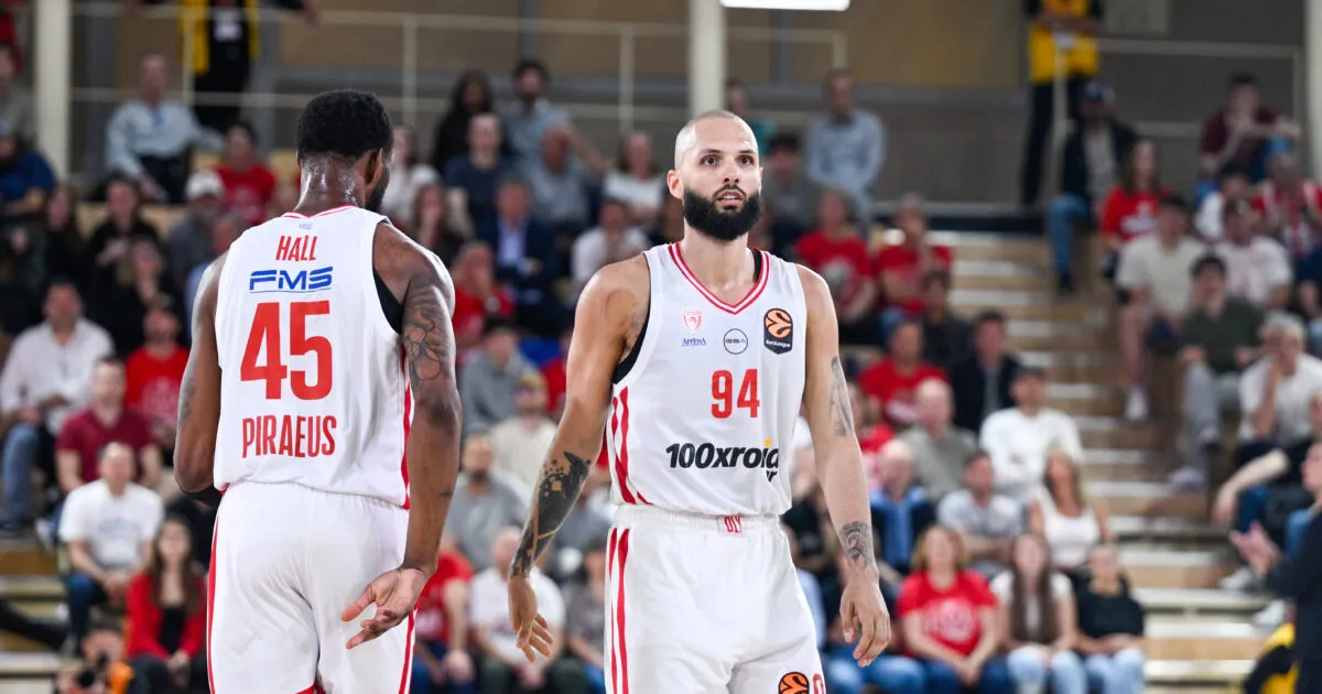 Παίκτες του Ολυμπιακού πανηγυρίζουν στο EuroLeague