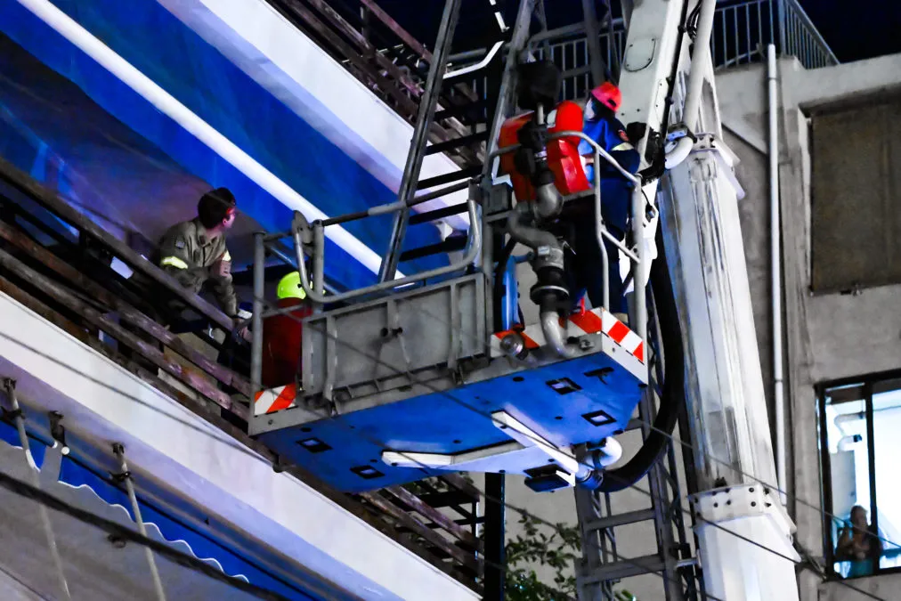 Πυροσβέστες επιχειρούν σε φωτιά διαμερίσματος στην Καλλιθέα