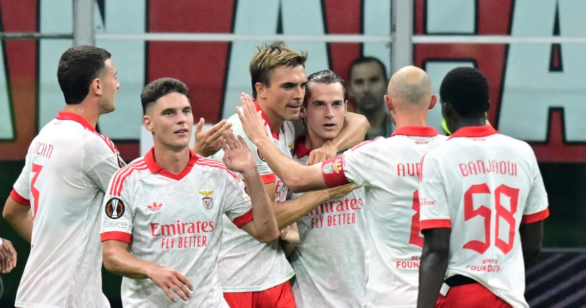 Παίκτες πανηγυρίζουν γκολ σε αγώνα Europa League