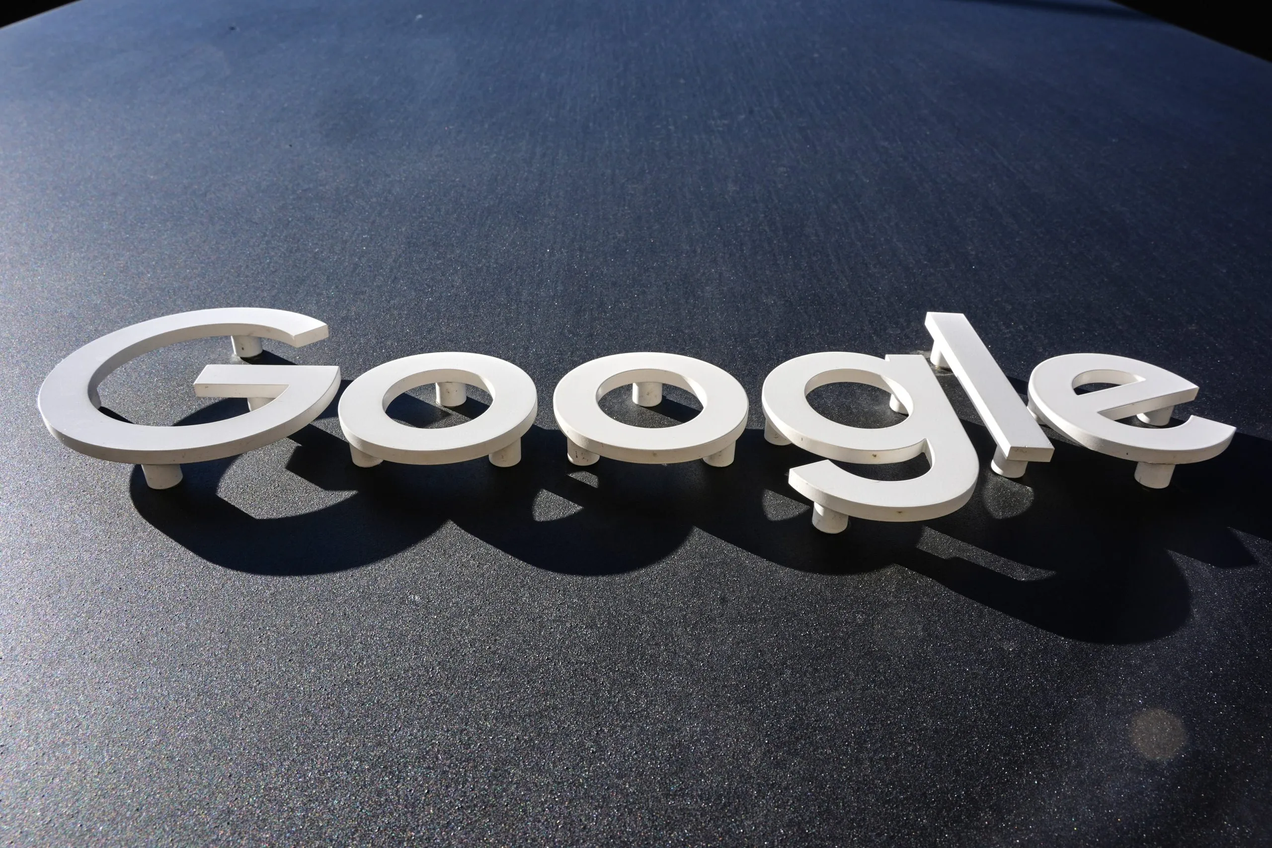 Λογότυπο Google και σύμβολο εντοπισμού τοποθεσίας GPS