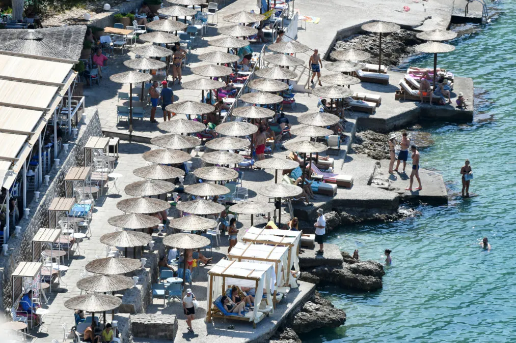 Ηλιόλουστος καλοκαιρινός ουρανός με έντονη ζέστη