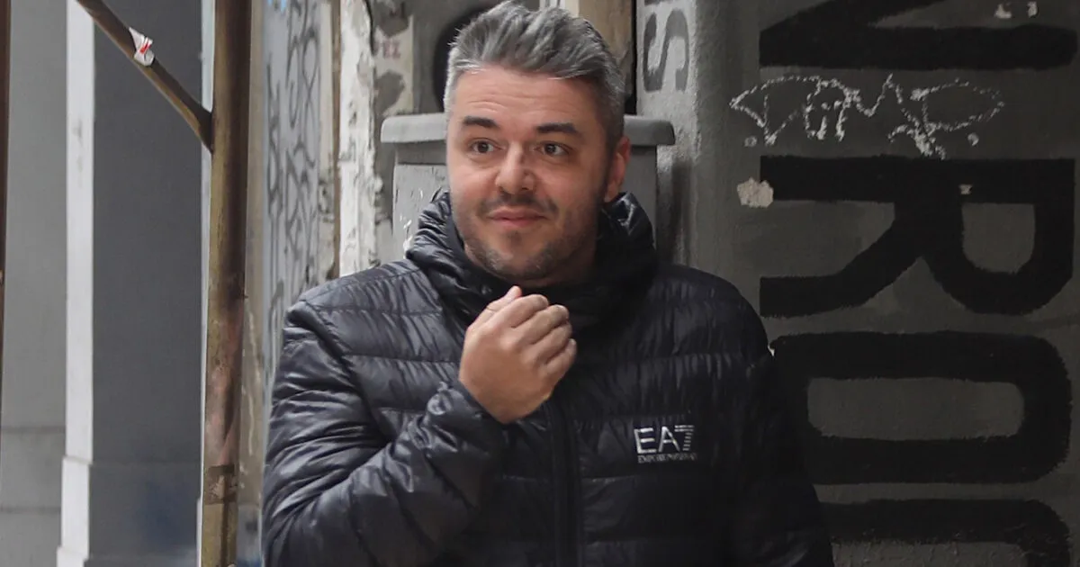 Ο Γιώργος Μαζωνάκης χαμογελαστός σε παλιά φωτογραφία