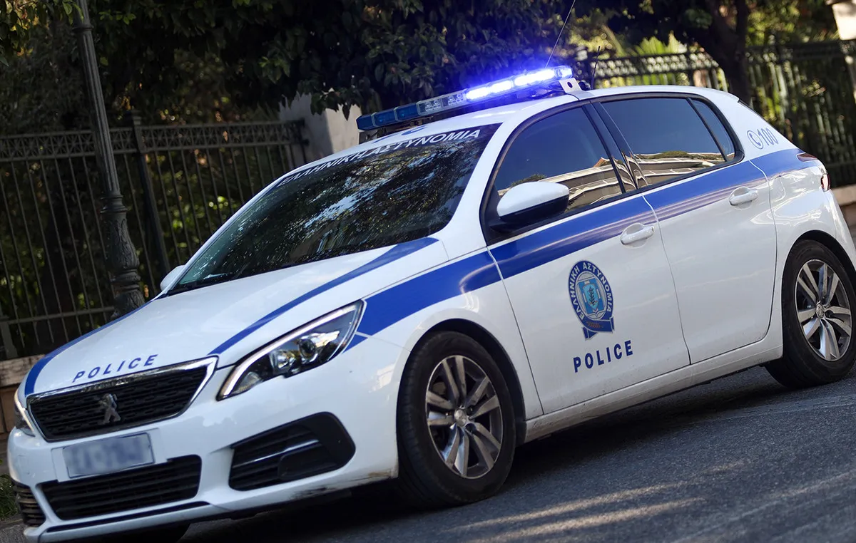 Αστυνομικοί συλλαμβάνουν υπόπτους για τηλεφωνική απάτη