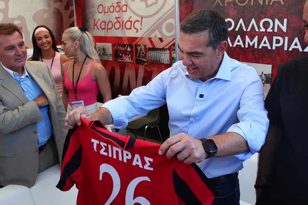 Ο Αλέξης Τσίπρας στα περίπτερα της ΔΕΘ