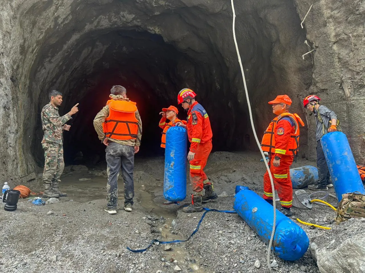 Διασώστες σε επιχείρηση μετά τις πλημμύρες στο Νεπάλ