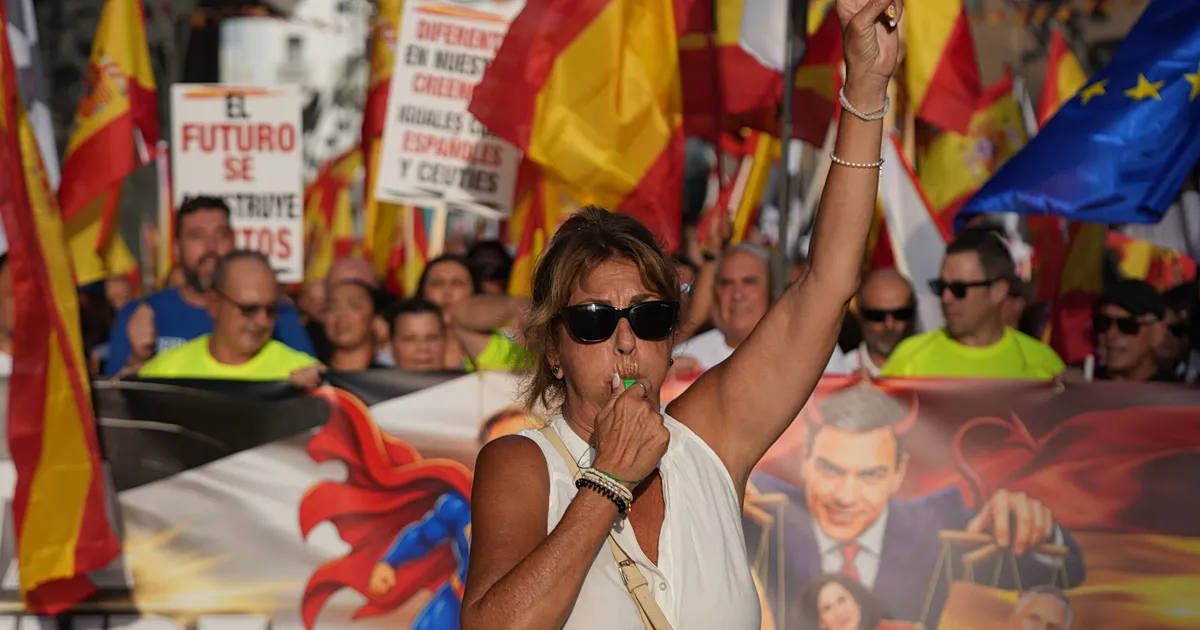 Διαδηλωτές με σημαίες στη Μαδρίτη για τη Θέουτα