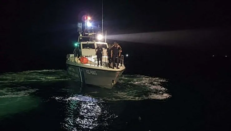 Θαλαμηγός με σημαία Μάλτας στον Κόλπο Κεγχρεών