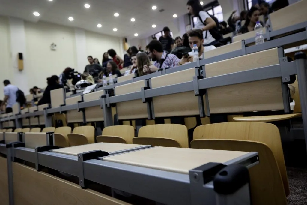 Φοιτητής συμπληρώνει την ηλεκτρονική αίτηση εγγραφής στο πανεπιστήμιο