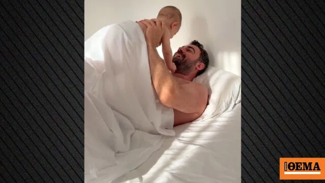 Ο Νίκος Πολυδερόπουλος παίζει με τον μικρό γιο του