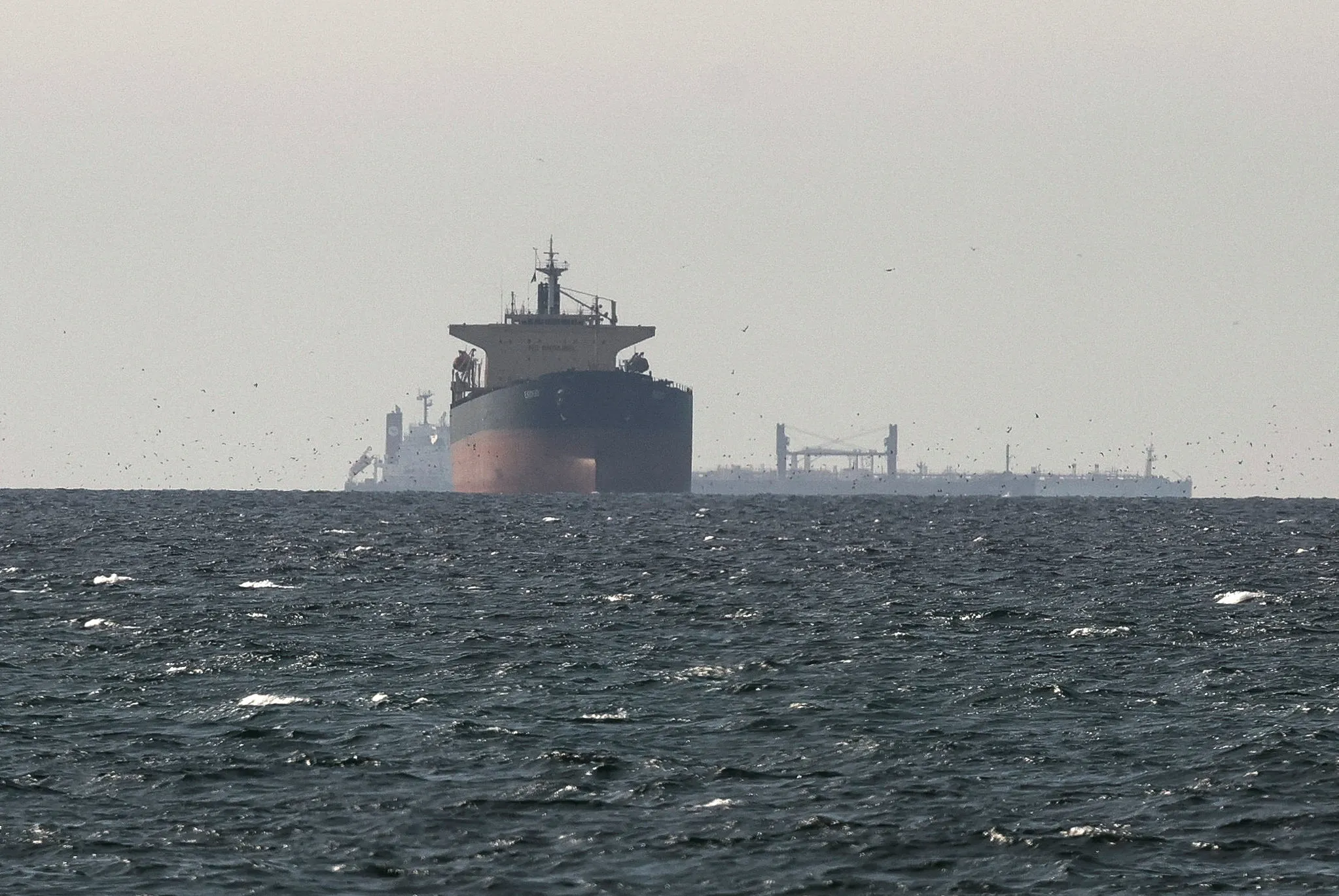 Εμπορικό πλοίο διασχίζει τα Στενά του Ορμούζ