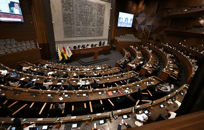 Σημαία της Βολιβίας δίπλα σε σύμβολο του ΔΝΤ