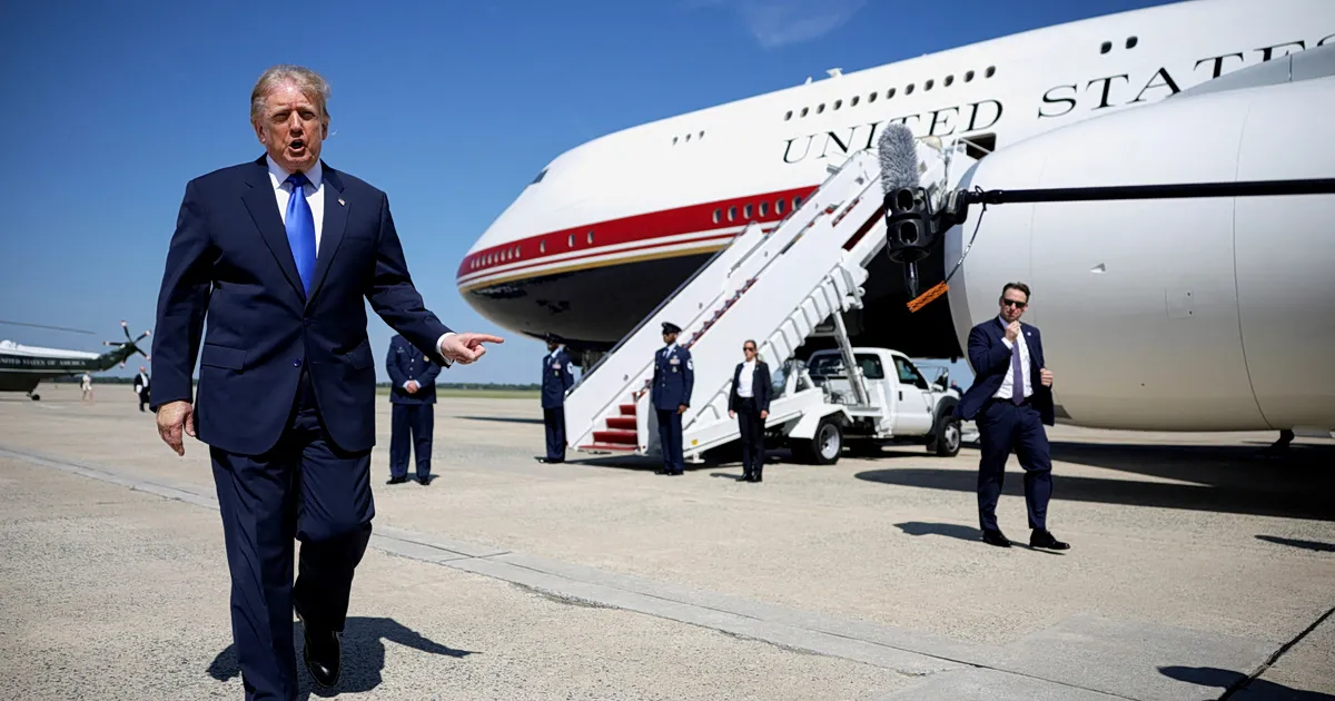 Το Air Force One του Τραμπ στην αεροπορική βάση Άντριους