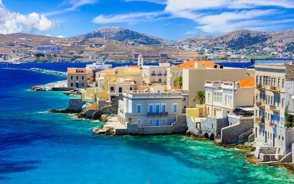 Πλοίο και αεροπλάνο στο λιμάνι της Σύρου