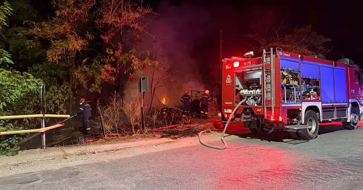 Πυροσβεστικό όχημα σε επέμβαση για φωτιά σε οικισμό