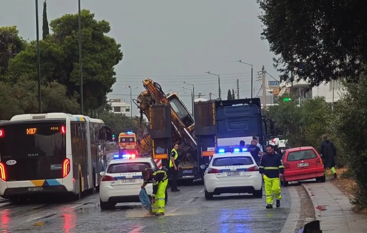 Ανατραπέν φορτηγό σε γέφυρα στη Λεωφόρο Βουλιαγμένης