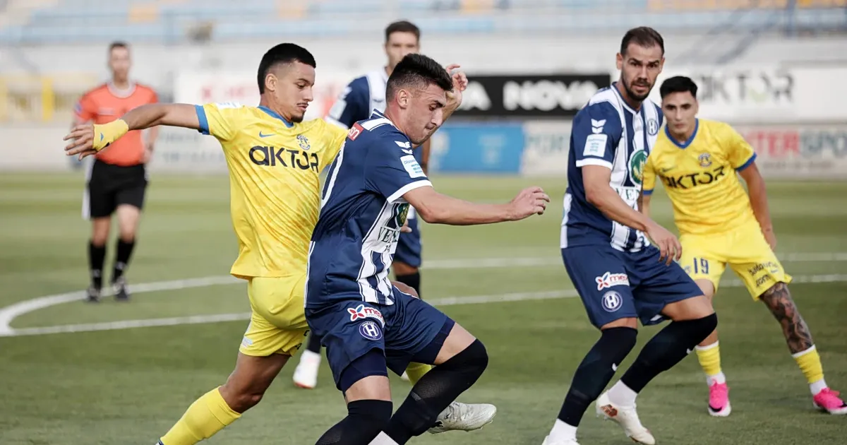 Παίκτες πανηγυρίζουν νίκη σε αγώνα Super League