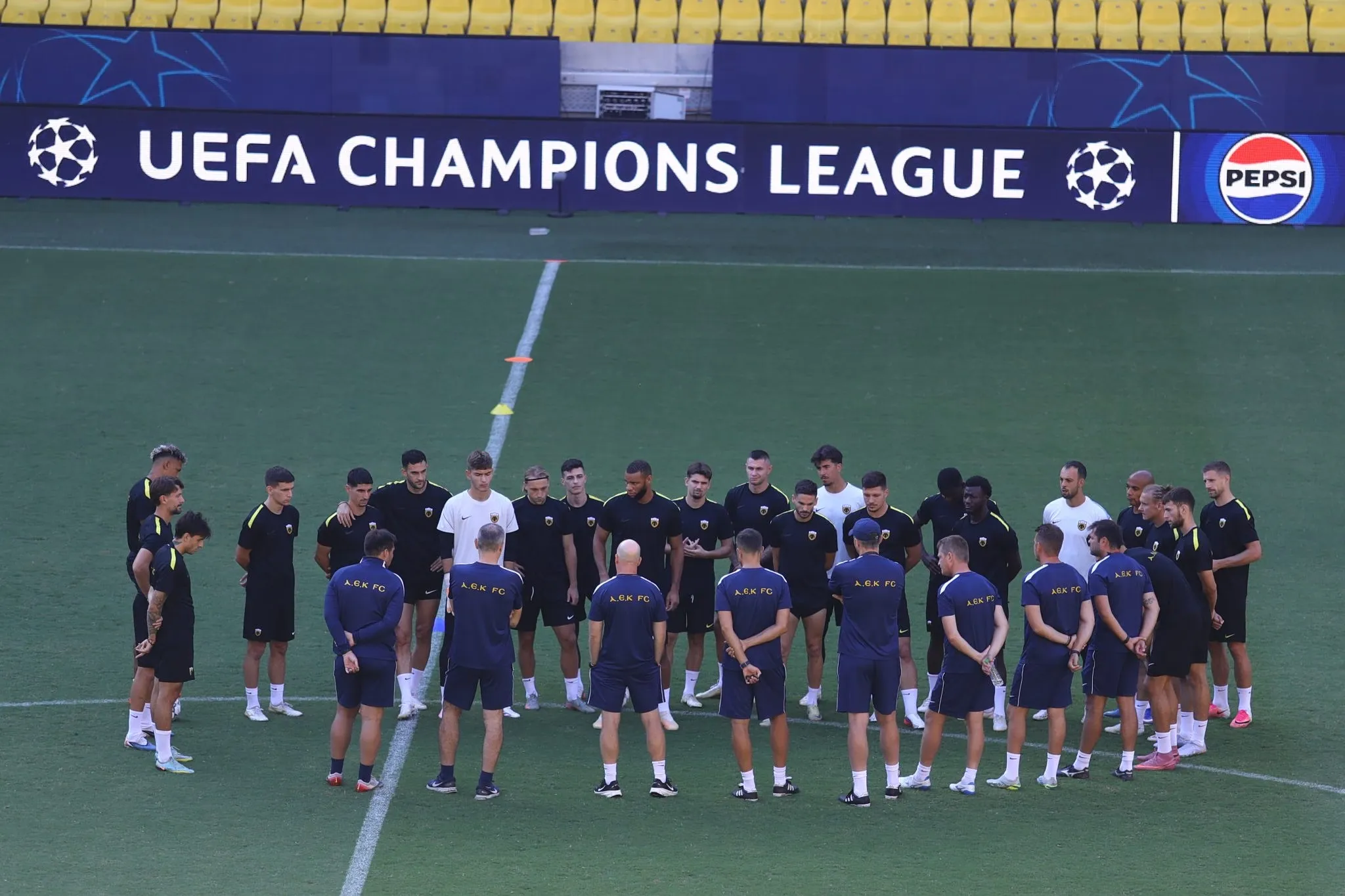 Παίκτες της ΑΕΚ πριν τον αγώνα Champions League με τη ΛΑΣΚ