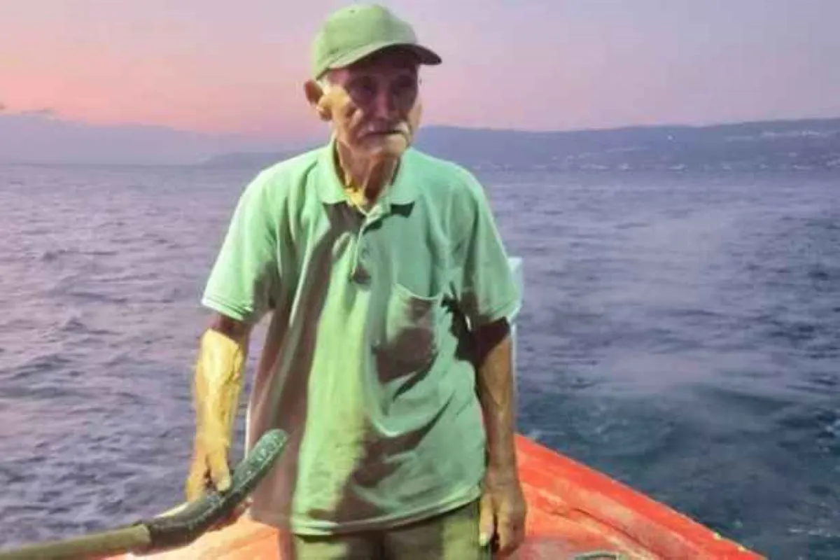 Ο καπετάν Δημήτρης Πολυζωίδης στο αλιευτικό σκάφος του στην Ερέτρια