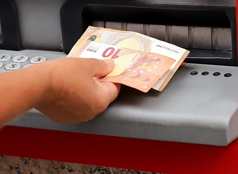 Η ΑΔΕΔΥ ζητά αυξήσεις μισθών και επαναφορά του 13ου μισθού