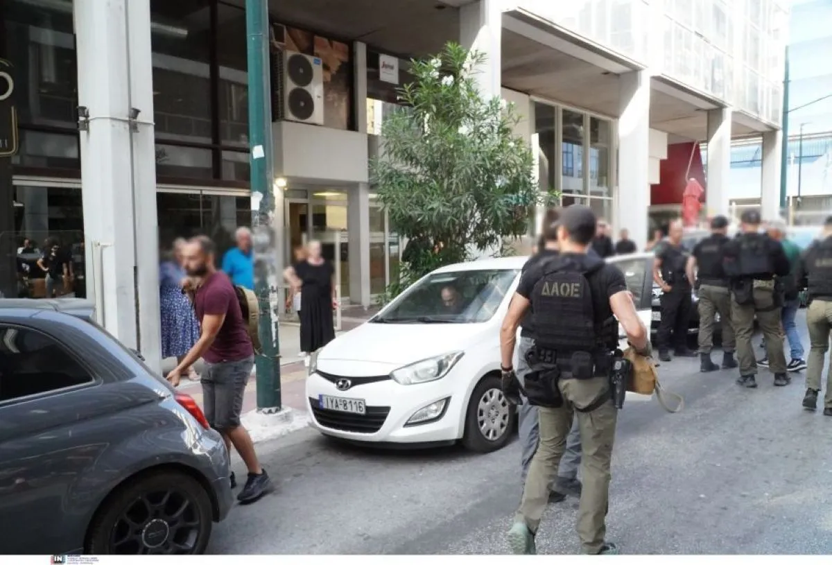 Αστυνομικοί έξω από τα Δικαστήρια Πειραιά