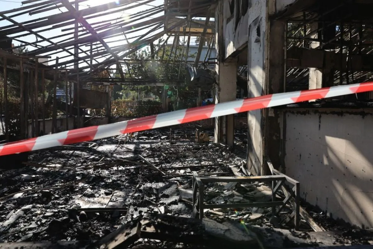 Πυροσβέστες σε κατεστραμμένη πολυκατοικία μετά από φωτιά στη Νέα Ιωνία