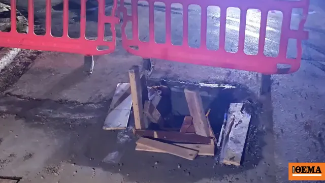 Φορτηγό σε φρεάτιο στην Ιερά Οδό στο Αιγάλεω