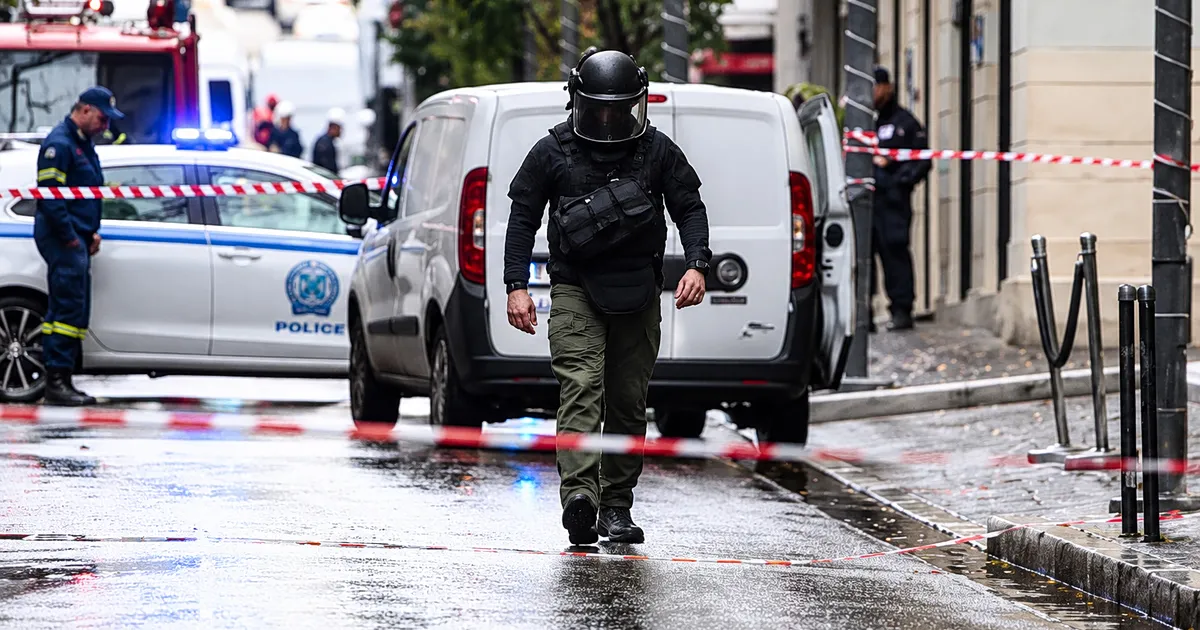 Αστυνομικοί γύρω από ύποπτο σακίδιο στο Σύνταγμα