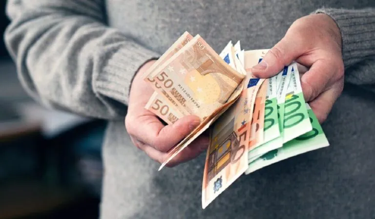 Νοσηλευτές ΕΣΥ και ασθενοφόρο ΕΚΑΒ σε νοσοκομείο