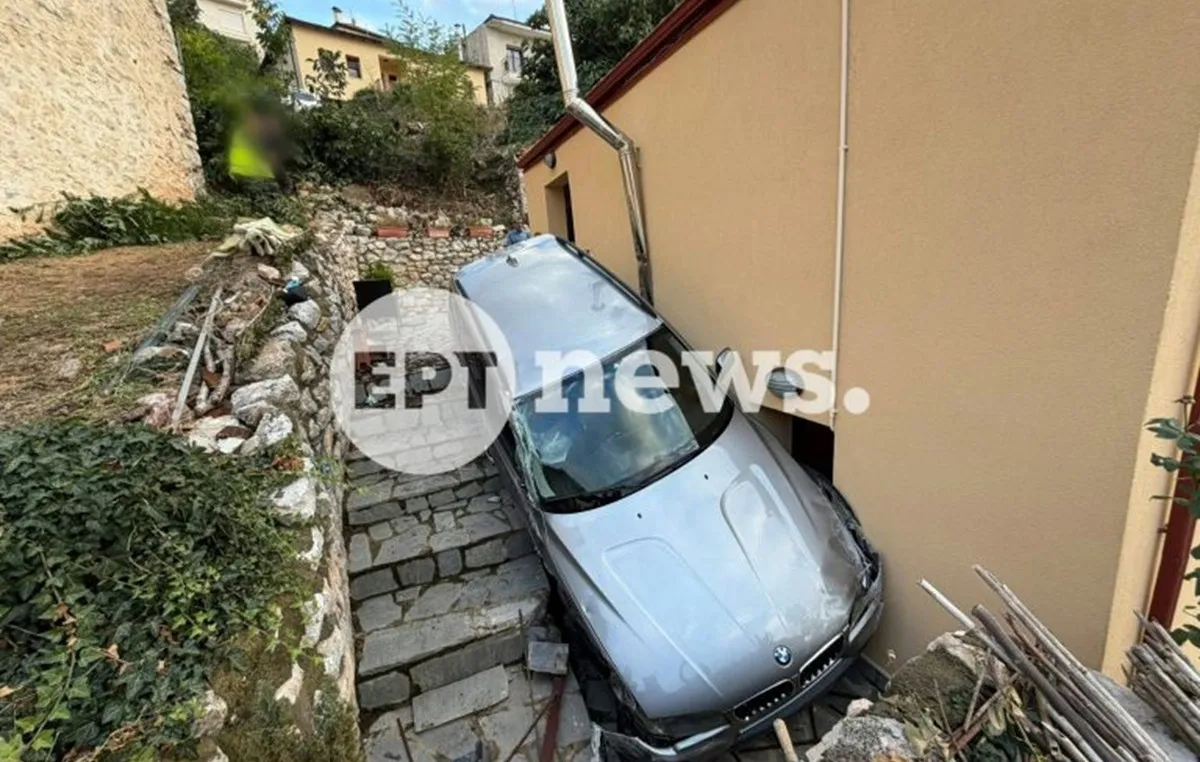 Αυτοκίνητο μετά από τροχαίο σε αυλή σπιτιού στην Καστοριά