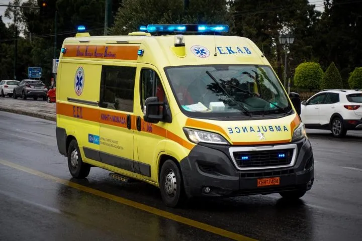 Ανατραμμένο όχημα μετά από τροχαίο στη λεωφόρο Ποσειδώνος Γλυφάδα