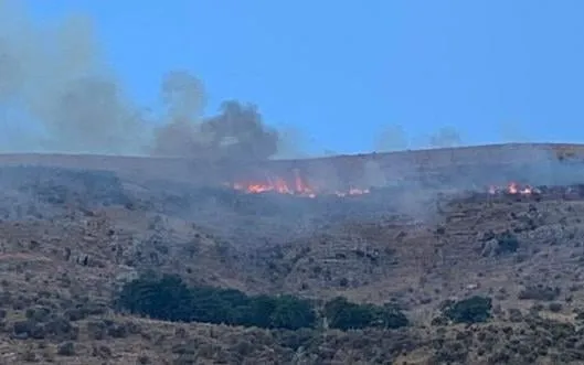 Πυροσβεστικό ελικόπτερο επιχειρεί σε φωτιά σε δασική έκταση