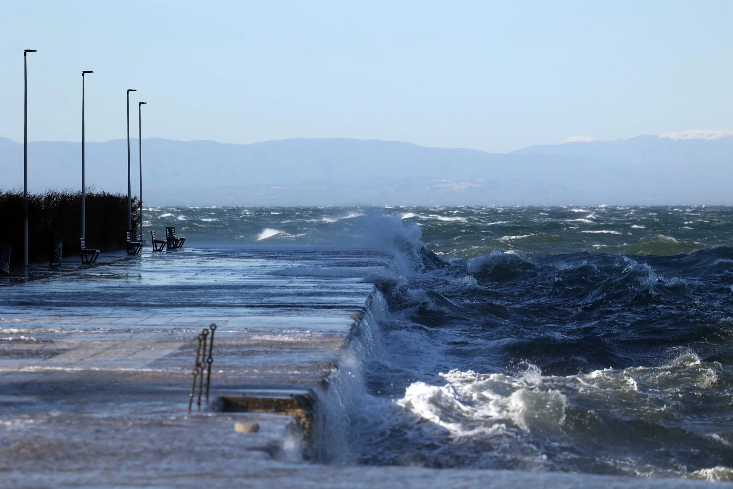 Θυελλώδης βοριάς και σύννεφα στο Αιγαίο