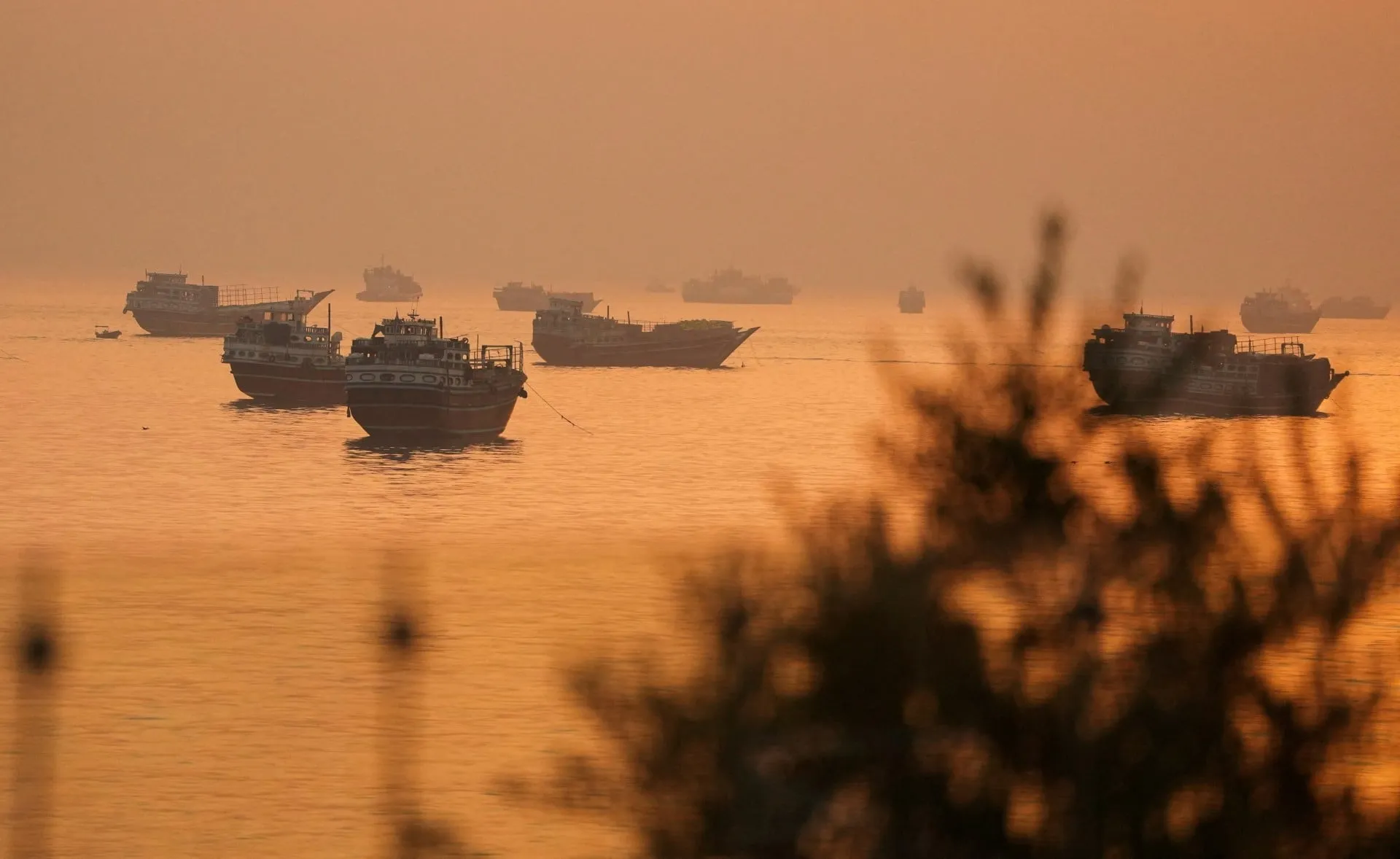 Δεξαμενόπλοιο πλέει στα Στενά του Ορμούζ
