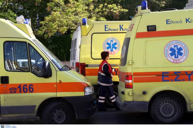 Ασθενοφόρο ΕΚΑΒ σε επείγον περιστατικό τη νύχτα