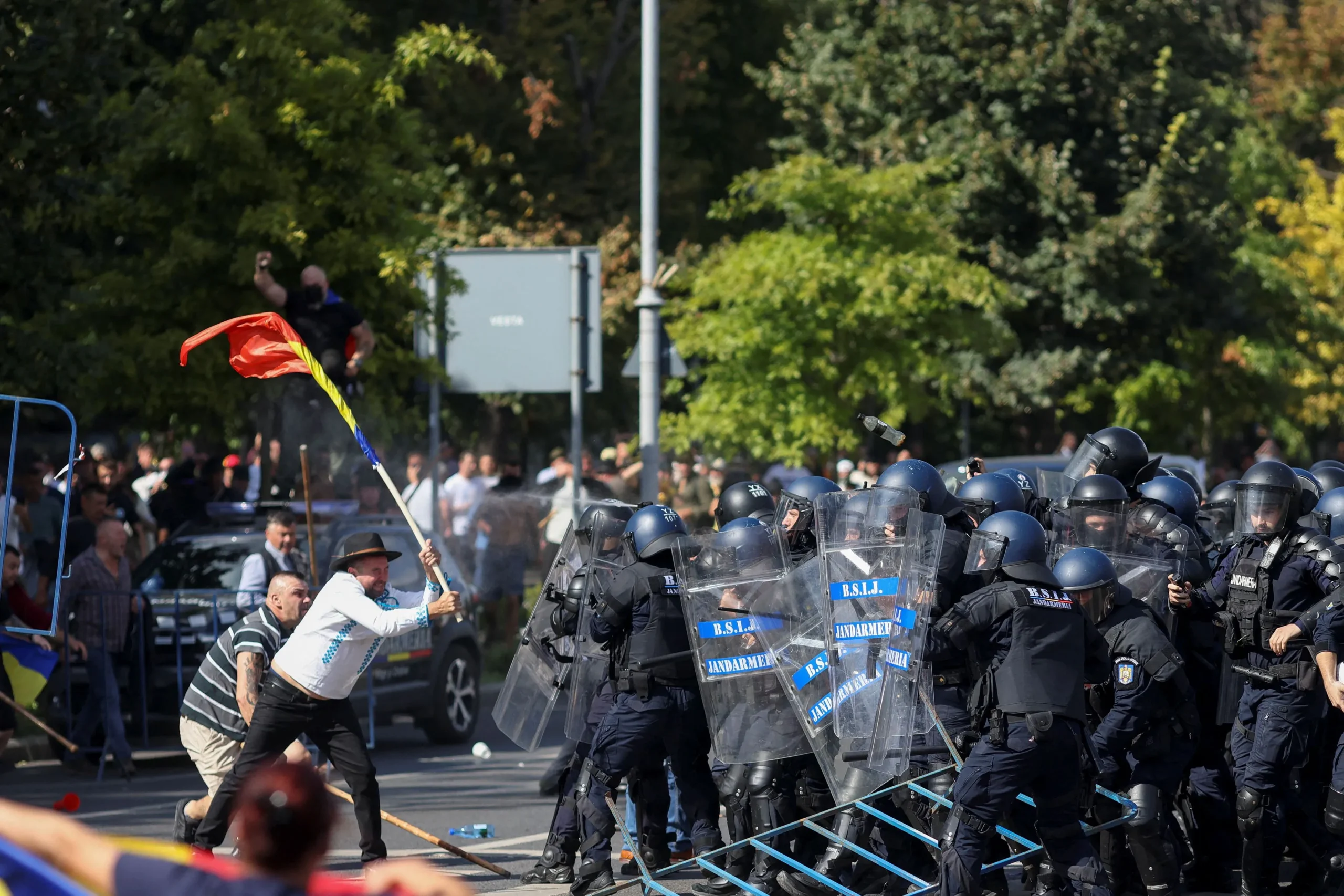 Αστυνομικοί και διαδηλωτές αγρότες στο Βουκουρέστι Ρουμανίας
