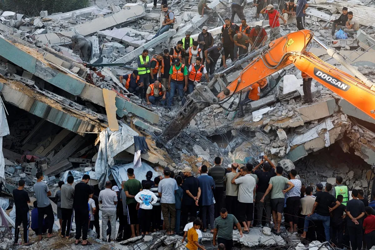 Κατάρρευση πολυκατοικίας στη Γάζα με διασώστες στα συντρίμμια