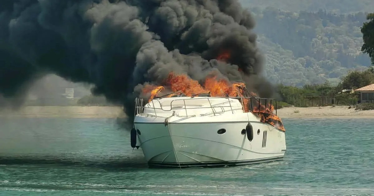Φωτιά σε θαλαμηγό στη θάλασσα της Λευκάδας με καπνούς