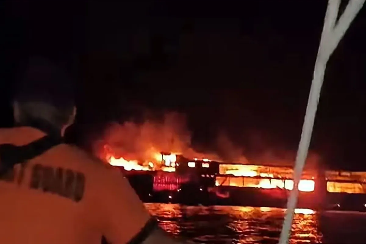 Πλοίο τυλιγμένο σε φλόγες στα ανοιχτά των Φιλιππίνων