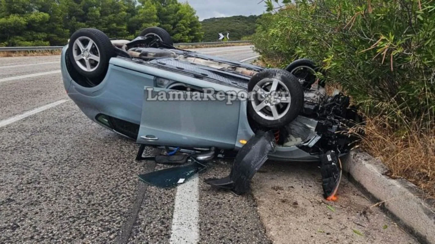 Ανατροπή αυτοκινήτου σε τροχαίο στην εθνική οδό Λαμίας