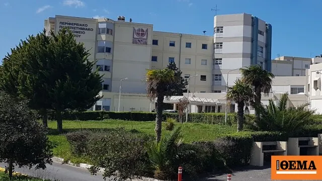 Ασθενοφόρο μεταφέρει 2χρονο αγόρι μετά από πτώση από μπαλκόνι