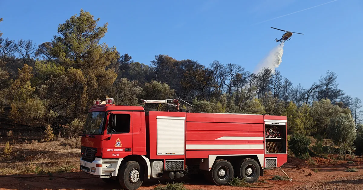 Πυροσβέστες επιχειρούν σε φωτιά στην Πλώρα Ηρακλείου Κρήτης