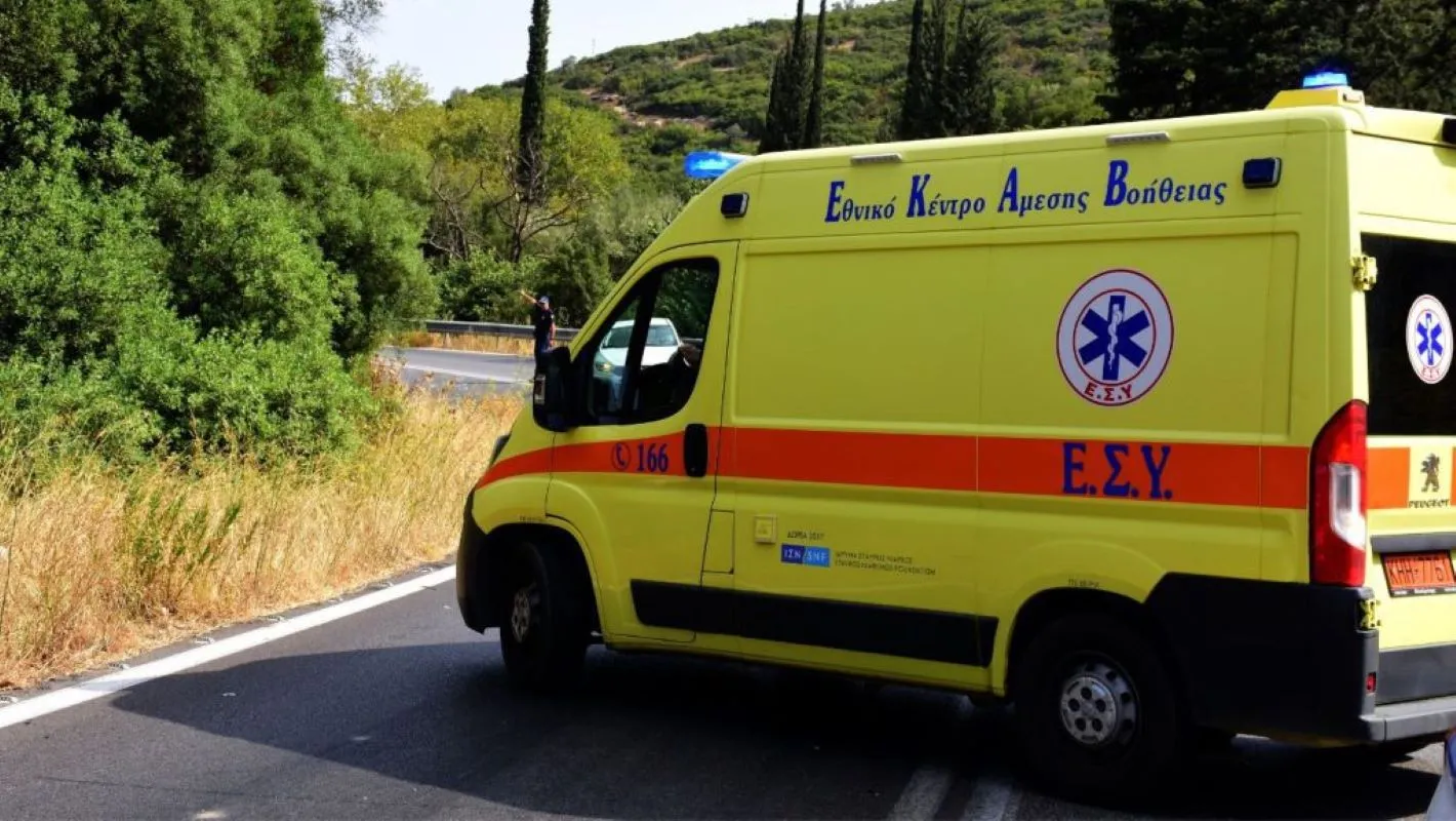 Ασθενοφόρο ΕΚΑΒ έξω από σχολείο στη Χαλκιδική