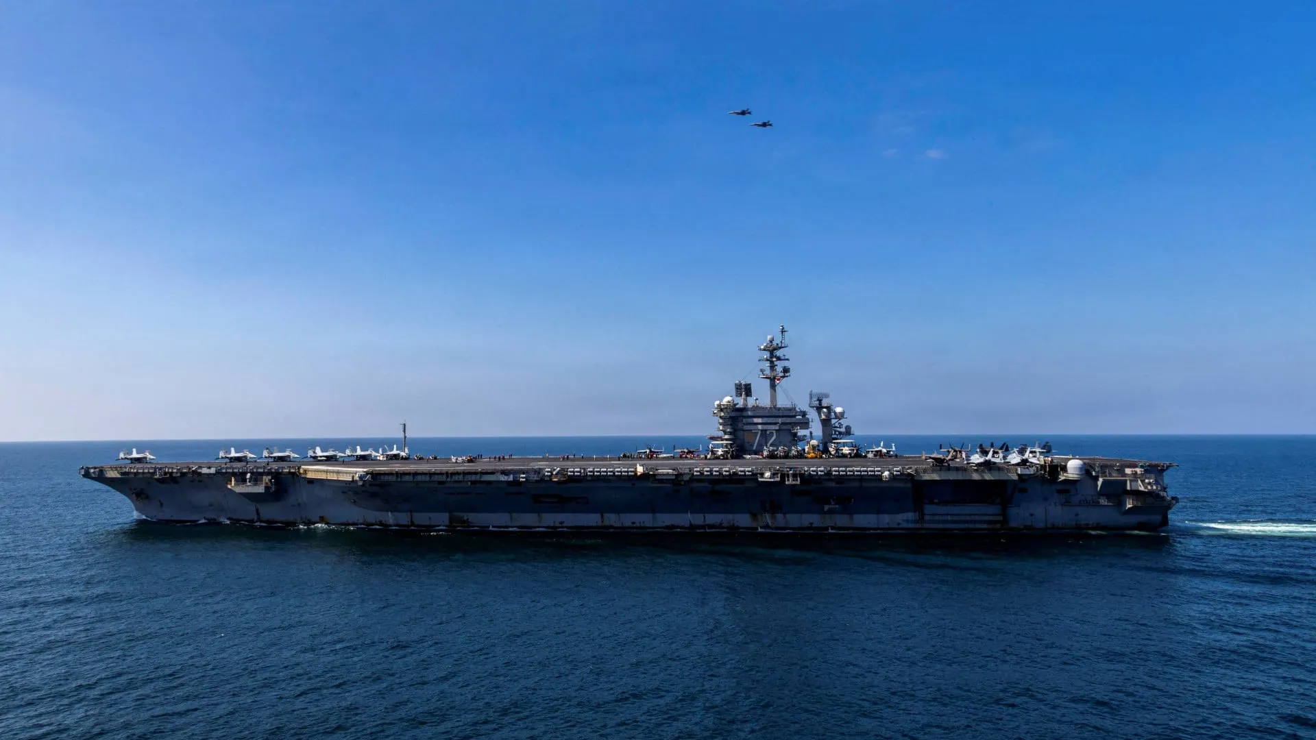 Το αεροπλανοφόρο USS Abraham Lincoln στη θάλασσα