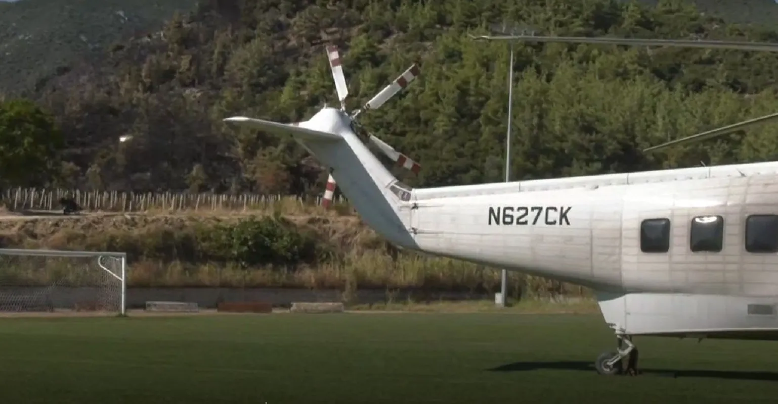 Πυροσβεστικό ελικόπτερο προσγειωμένο σε γήπεδο στο Ελαιοχώρι Καβάλας