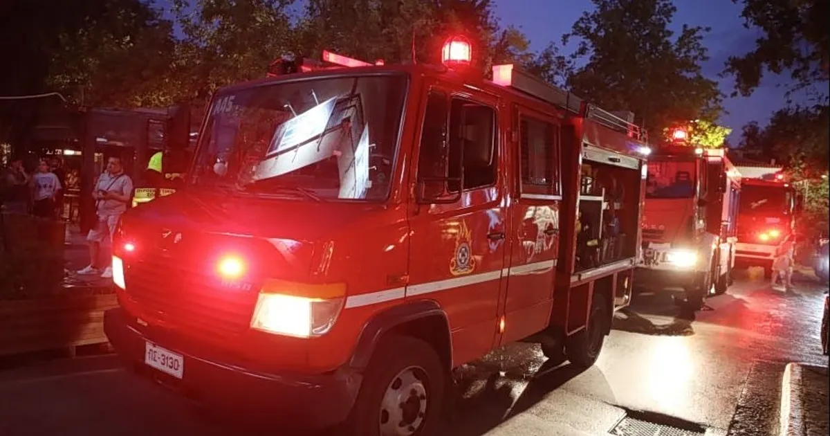Πυροσβέστες επιχειρούν σε φωτιά διαμερίσματος στο Χαλάνδρι