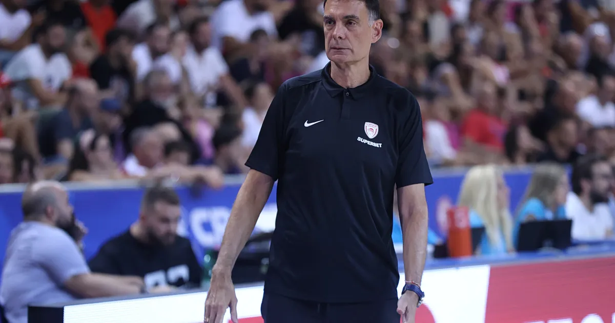 Ο Μπαρτζώκας δίνει οδηγίες στον πάγκο του Ολυμπιακού